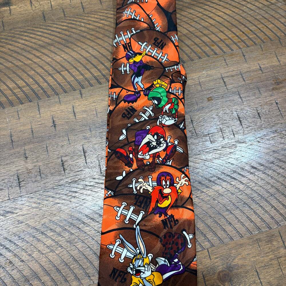 Vtg 90s 1993 Warner Bros NFL NECK TIE Football Fan Looney Tunes Bugs Bunny Taz
